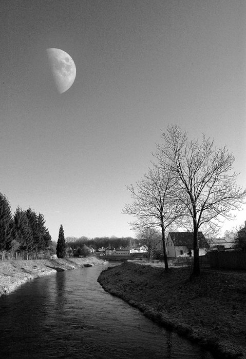 mesicek nad mineralkou