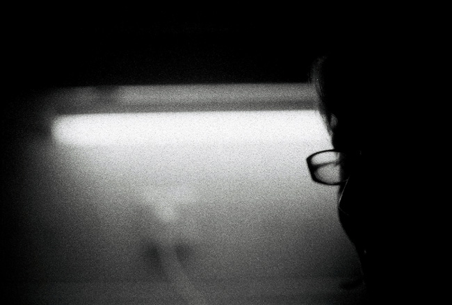 netradiční portret u tradičního kuchyňského světla