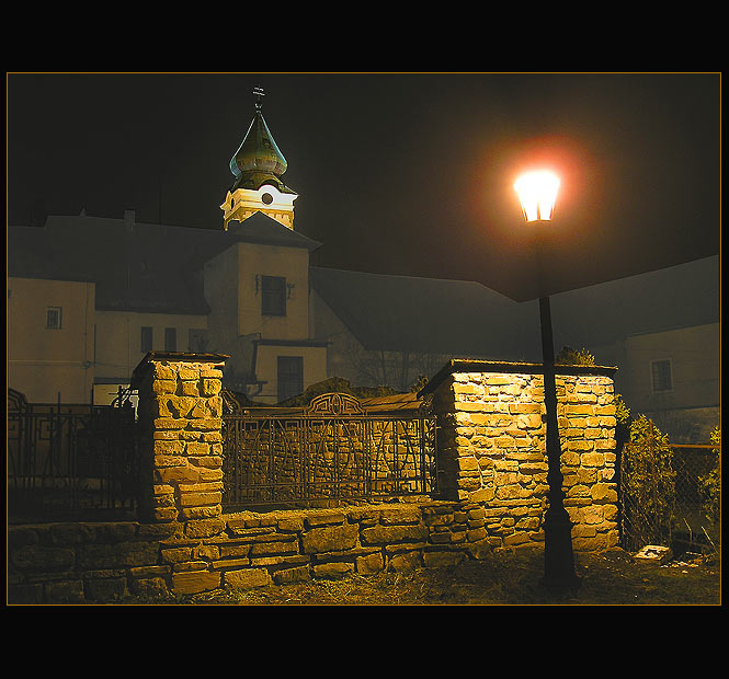 ...V svetle lámp...