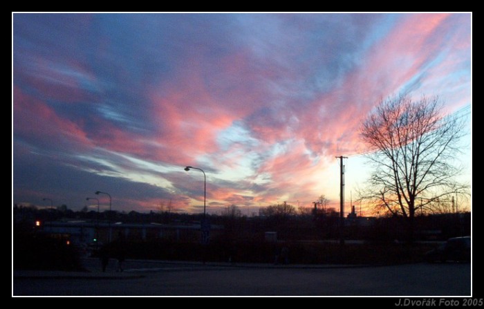 Večerní soumrak nad městem