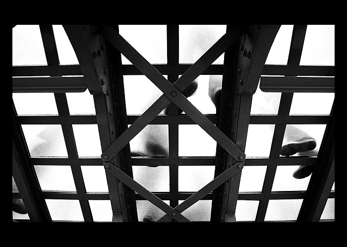 - skrz sklo -