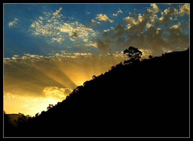 Paprsky za vysokým kopcem.