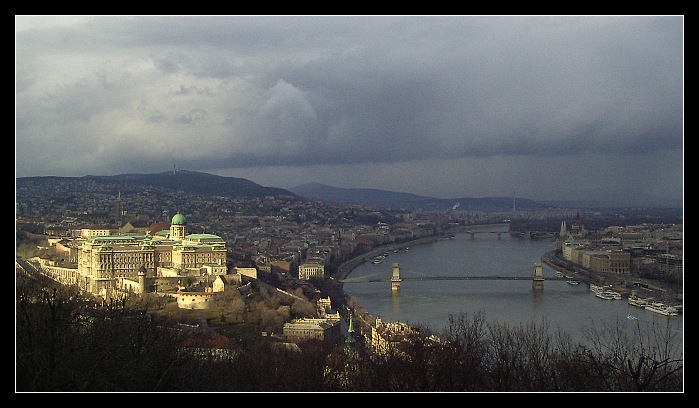 Budapešť - mesto svetla a chmárov