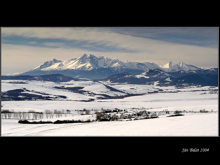 <b> Dedinka v údolí - pod Tatrami - winter