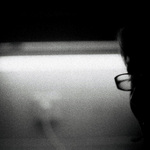 netradiční portret u tradičního kuchyňského světla