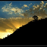 Paprsky za vysokým kopcem.