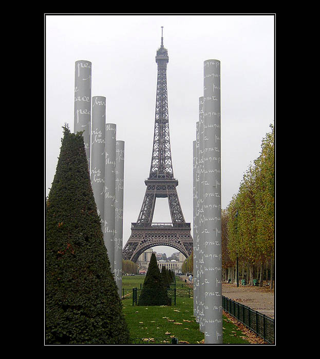 *Eiffel trosku jinak*