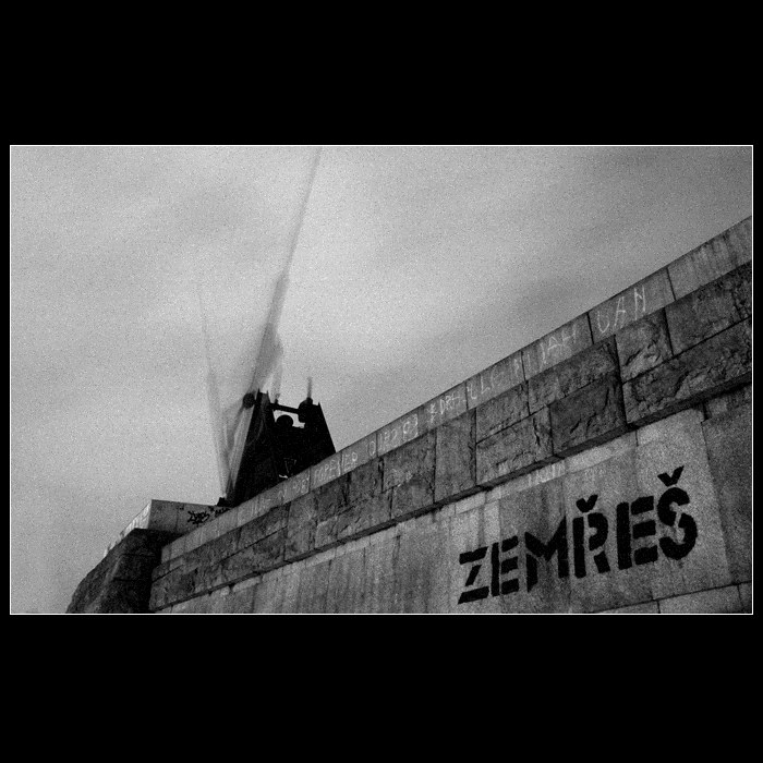 <b>Z E M Ř E Š