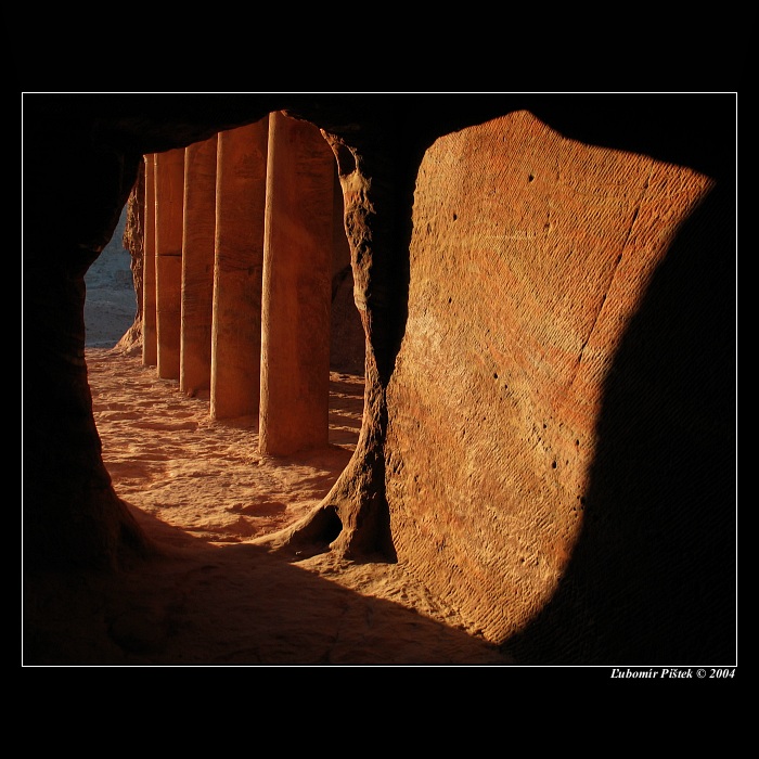 O tom, kadiaľ fotograf z hrobky vyšiel