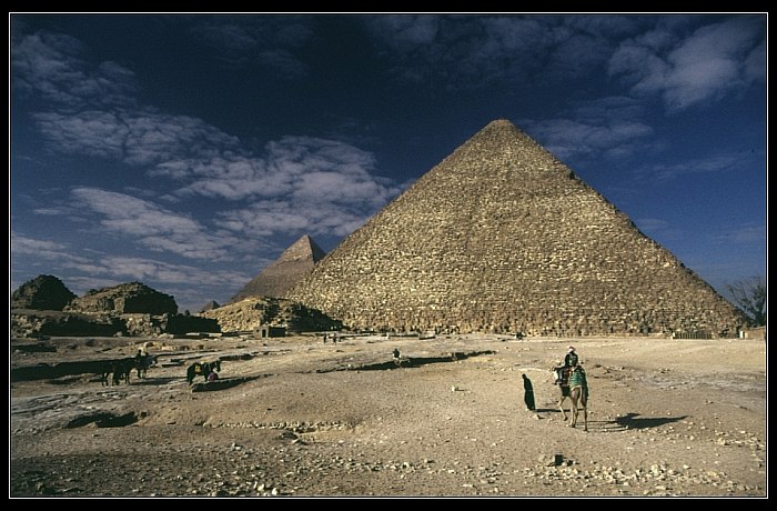 Nejpěknější pohled na pyramidy je z velbloudího hřbetu