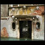 Co se skrývá za zdí....