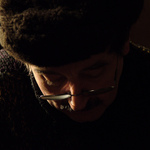 Muz ve svetru a hunate cepici s brylemi