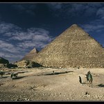 Nejpěknější pohled na pyramidy je z velbloudího hřbetu