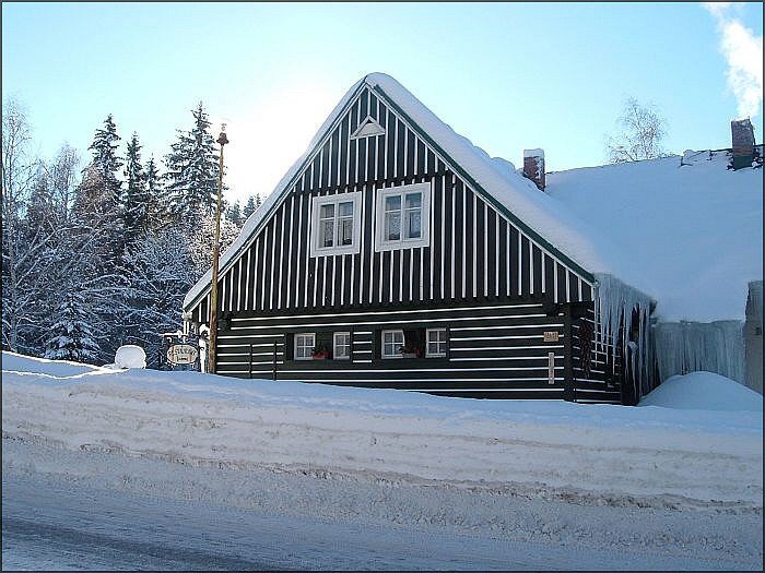 Odfrézovaný okraj a zasněžená chalupa