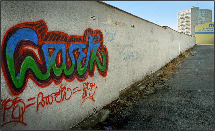 Pokleslá poetika garážového bloku