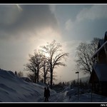 Svítí sluníčko a padá sníh