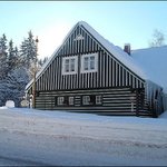 Odfrézovaný okraj a zasněžená chalupa