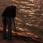 Fotorafka pri rybníku