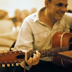 U nás na chalupě v hospodě při kytaře...