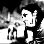 Dívka s psíkem a mobilním telefonem