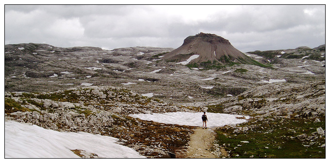 Velekrtek <br>    aneb <br>V zemi obrů