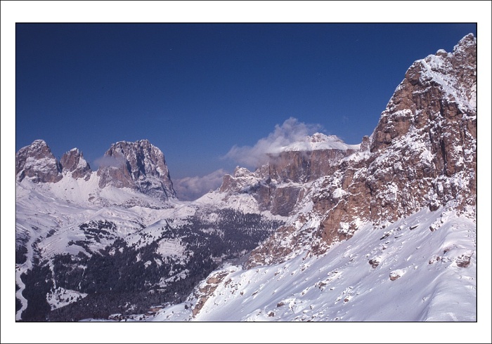 Sníh a skály, sem tam mrak