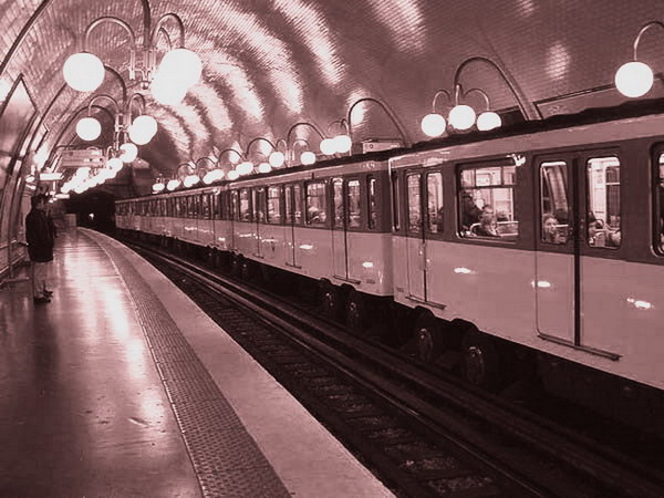 nočné metro v pariži