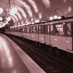 nočné metro v pariži