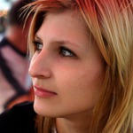 Pod červeným slunečníkem.