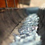 ...napadá střípků zmrzlého deště...