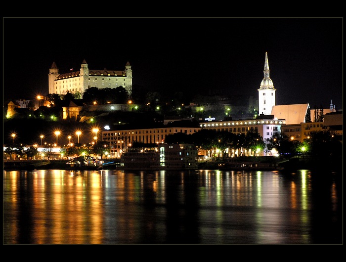 Bratislavský hrad nočný.