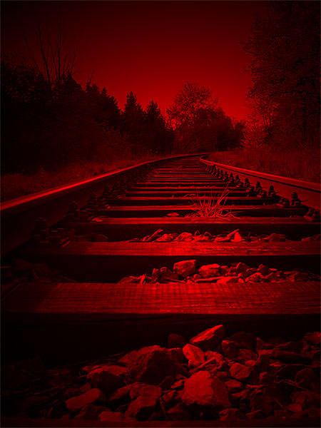 koleje v rudé záři