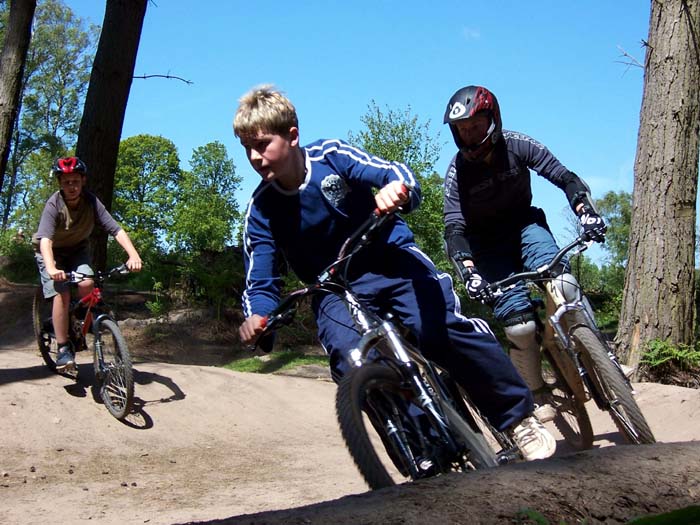 Kluci na trialu (Delamere Forest, Wales, 14.5.2005)