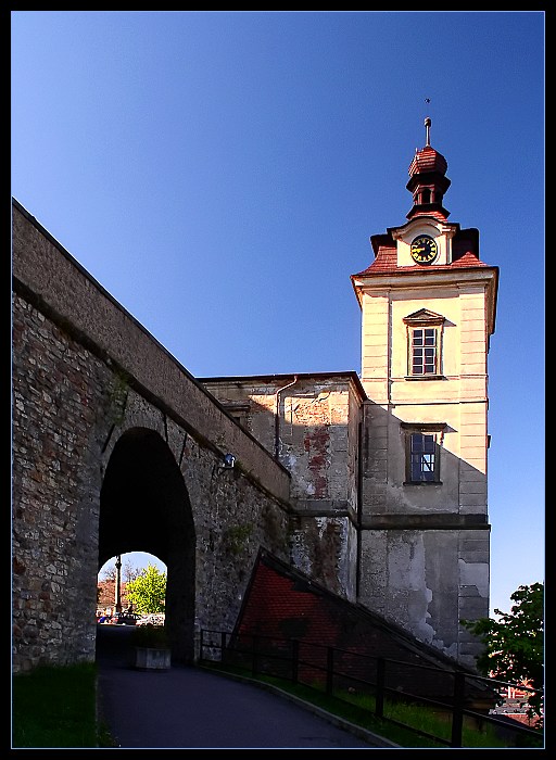 z podzamci levého křídla