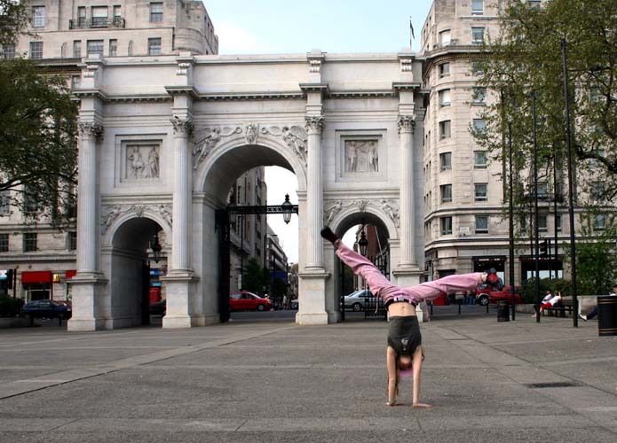 mala gymnastka na Marble Arch