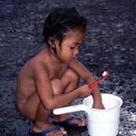 i na rovníku si holčičky musí čistit zuby