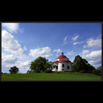 Jarní krajina s kapličkou