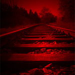 koleje v rudé záři