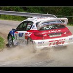 -- Ať se práší za kočárem --