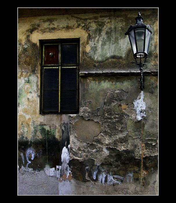 Okno a lampa