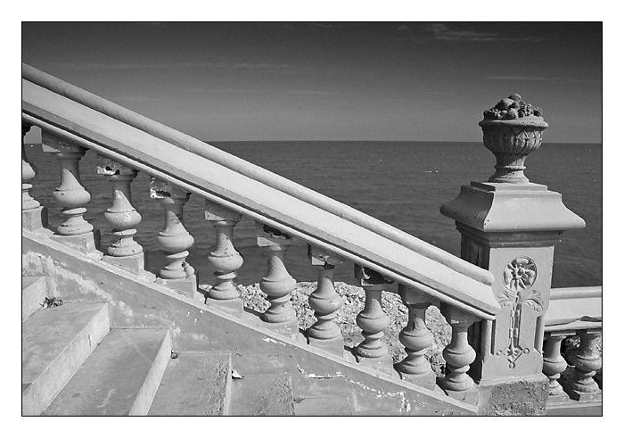 Za okrajom je uz len more