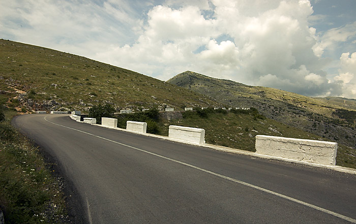 Cesta ze sedla nad Sarandou