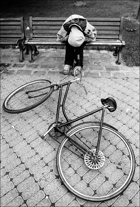 Cyklista sedící, spící