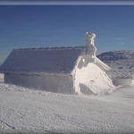 <font color=blue><strong>Dva metry pod masou sněhu