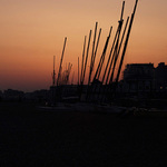 Brighton beach blizko West End Pier, UK. Plachetnice po zapade slnka.