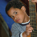 Malý Jakub s velkou kytarou