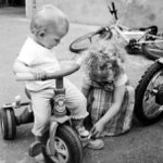 Nina P. obúva topánku Kláre M.