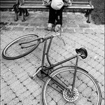 Cyklista sedící, spící