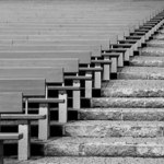 ...lavičky v leťáku...