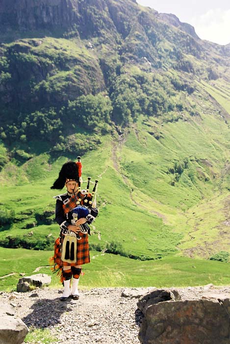 *** S C O T L A N D - The Piper (Glen Coe) ***